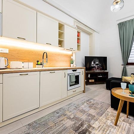 Center Apartment Mlynska Kosice With Private Parking Exterior photo