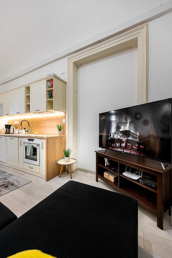 Center Apartment Mlynska Kosice With Private Parking Exterior photo