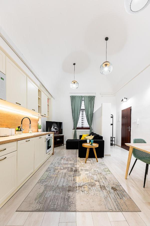 Center Apartment Mlynska Kosice With Private Parking Exterior photo